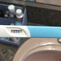 今天是停经10天测的验孕棒！下午去又去抽血了！图二是在停经5天的时候验的血值！感觉有底！很担心！目前...