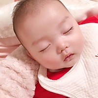 宝妈们你们宝宝睡觉张着嘴巴吗，宝宝快三个月了，睡觉老是张着嘴巴给他合都合不上，有没有什么好办法啊