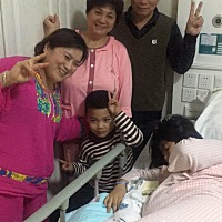 皆大欢喜，一家团聚，大宝回来可是稀罕妹妹！