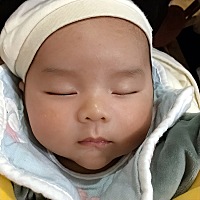 宝宝喜欢抱着睡怎么办？各位宝妈支个招😭看得出这是可爱的男孩子吗