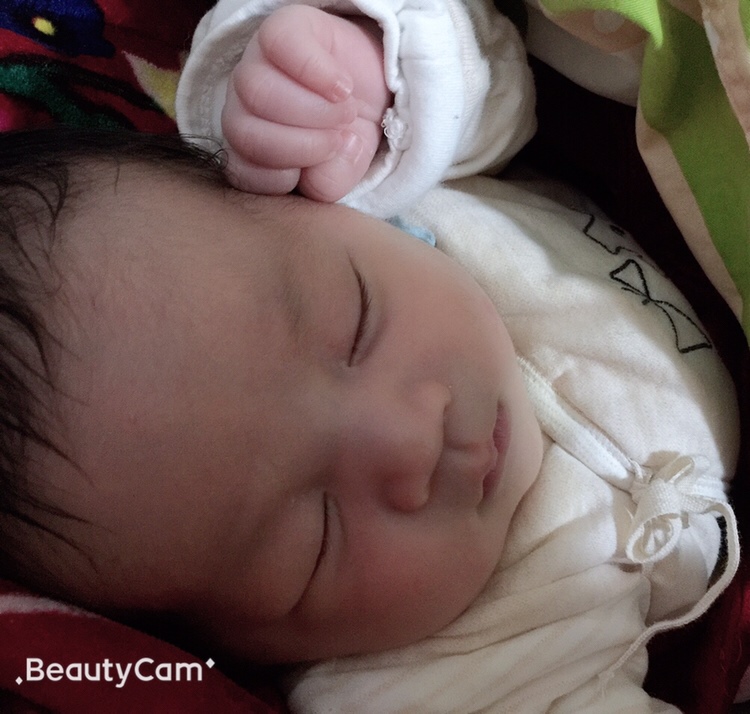 宝宝前天晚上洗澡不知道是不是冻着了，肚子一直咕噜咕噜响，还会不停放不臭的响屁，放屁的时候会带一点便便下来，昨天晚上一夜没睡，今天上午也没怎么睡，喉咙好像也有点沙哑，好心疼，还有两天满月，我是一个月子累得要死，手还在孕晚期患上了腕管综合征，总是麻痛，奶水也不多，每次喂奶都坐着，腰疼的直不起来，带孩子真的辛苦，有时熬夜凌晨4-5点就饿了，婆婆要8-9点才会做早饭给我吃，老公被我抱怨了几次最近他会早一点弄。