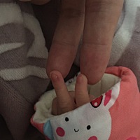 宝宝3天才拉一次，而且便便是咖啡色的，啦很多，粘稠如膏状，这正常吗？不是说母乳喂养宝宝拉黄色粑粑么？