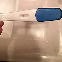 有没有宝妈知道这是怀了还是没怀啊，第一次验什么都不懂，也没呕吐，月经有一个月半没来了