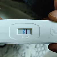 亲们，上个月25号来例假，每个月都会提前3天左右，今天早上测的，不知道有没有，知道的评论一下