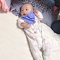 一个单眼皮小眼睛没鼻梁大鼻子妈妈生出来的双眼皮大眼睛有鼻梁鼻子不大的可爱宝宝(｡･ω･｡)ﾉ♡🥰