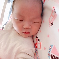 宝宝从15天开始睡觉总是一惊一吓的，而且浑身特别用力的扭动，嘴里还总使劲哼唧，请问这是怎么回事呢？