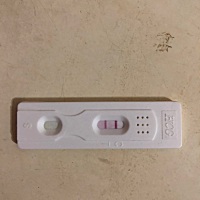 这个月没来姨妈，今天买了试纸检测结果让人欣喜，大家帮我看看是真的怀了吗，都不敢相信