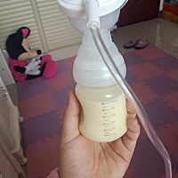 奶多的烦恼，孩子吃奶老是被呛到，用吸奶器吸一侧乳房就吸140毫升了，还没吸干净，月子中没有吃任何下奶...