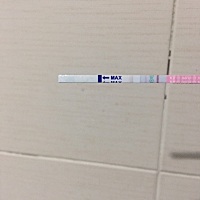 早孕试纸显示一条线，排卵试纸这样显示的，求问这是什么情况？