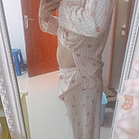 才三个多月一点，肚子就这么显怀了