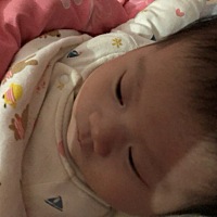 宝宝有时候睡着了突然醒来睁着眼睛看看又继续睡 都不敢跟她说话怕吓到她😂