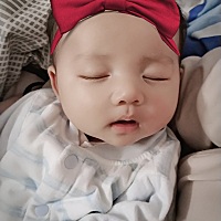 我家宝宝头睡偏了，长大会矫正过来吗？现在给她睡着板正过来一会儿她就又转过来了，真愁人！