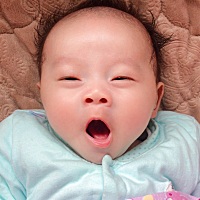 一个人带娃，喂奶、治打嗝、哄睡觉、换尿布、洗PP、玩游戏、听音乐…好忙。