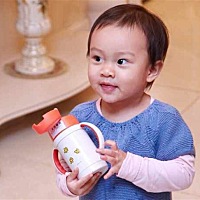 宝宝流口水的原因 宝宝流口水是常见，但是也真的是困扰着好多宝妈，有时候宝宝每天要换七八块口水巾...