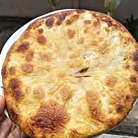 孕18周突然想吃雪菜饼，就连着吃了2个，除了有点咸，雪菜放的也不是很多，吃完还是有罪恶感，我吃那么多...