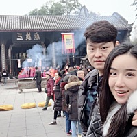 无论在哪里 一定是拉着手，到哪拉到哪。以前追我的时候朋友说追到你他就会变的没以前对你好了男人都...