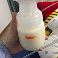 奶水太多的烦恼，3小时两边就可以吸出300毫升的奶，由于出奶太快，宝宝吃的时候经常被呛到，每次都是一...