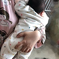 小人精 非要这样抱她才舒服