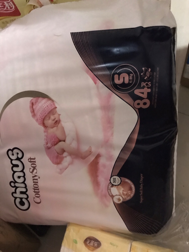 有没有宝妈用这款尿不湿，有一股塑料味道，还酸酸的，在淘宝旗舰店买的，是不是买到假货