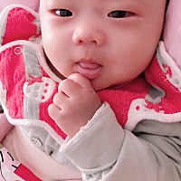 宝妈们，两个多月的宝宝总是吐舌头啃手咋办呀？