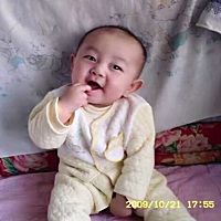 二宝贝今天四个月了！穿着哥哥小时候的衣服正正好好呀！第一张是大宝哥哥，第二张是妹妹！有没有很...