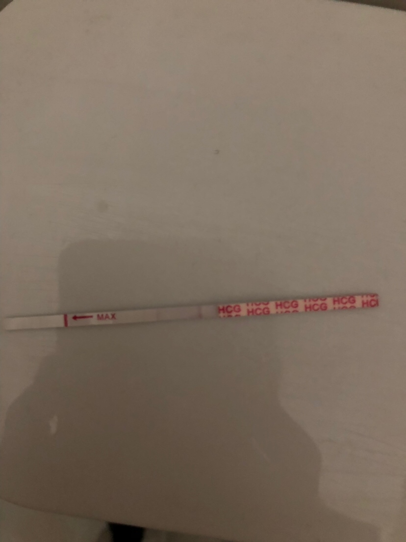 昨天测还没显示两条杠，今天早上测了一下，试纸不是垂直放进量杯里的，不知道对测量结果有没有影响