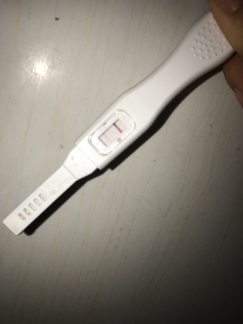 我想请大家帮我看一下，这是有了吗？上月24号来的例假，这是今天21号测的！前几天测一点颜色都没有