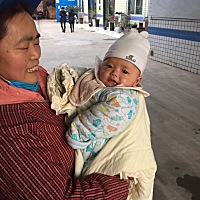 宝宝今天82天断奶给奶奶带，我产假休完快上班了，以后要很久才能见一次面，好舍不得，都怪自己没能力让...