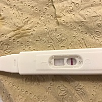 有经验的帮忙解答一下什么情况… 昨晚和今早测了各测了一次 都是灰色的印。 请问有没有问题？是怀了还是...