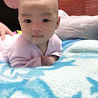 1个多月就能抬很高，现在2个月稳稳的，宝贝很棒，老母亲很欣慰😘 晚上拍的光线黑，我给弄了个滤镜，哈...