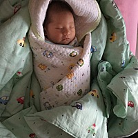 今天满月🌕，当时顺产，产程10多分钟，6斤宝宝，我到生96斤，这是全家人的宝贝儿，月子婆婆和妈妈一起...