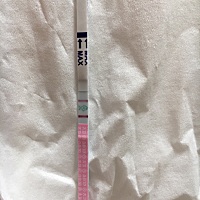 宝妈姐妹们，第一次测，这是表示在排卵期吗，麻烦帮忙看看，谢谢。