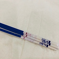月经1.30号来的 2.月15号同房昨天测的试纸有一深一浅，今天测的白板，怎么只有一条杠 到底怀了没啊