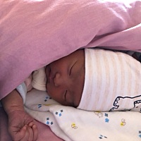 宝宝呀，你粑粑是高鼻梁，你鼻子可别随了你妈妈我，咱是女娃，要长个漂亮的高鼻梁😄但是怎么看都不高...