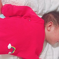 为啥宝宝头老是往上看，弄都弄不动不动