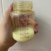 好累啊……刚睡着没多久就要起来喂奶，喂完一边另一边还涨奶，吸了50ml倒掉，感觉好浪费，宝宝吖……你...