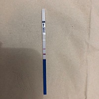 那个我1月18日来大姨妈，31号和2月4日同房 今天22号姨妈都没来，最近肚子难过，腰酸，胸涨，今天一厕所...