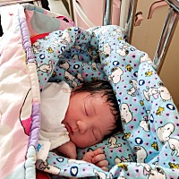 真是一天一个样😍宝宝出生第4天了，本来今天可以出院的，可是宝宝黄疸高12.8，医生给开的药，说是再观...