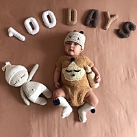 🥰     小姑娘真是越来越好看了，马上要3个月了，闲着没事自己从网上租的服装道具在家拍照片，小宝贝...