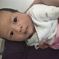 孩子明天就满月了，刚出生单眼皮，中间几天是双眼皮，现在29天，眼睛刚睁开是双眼皮，完全睁开是单眼皮...