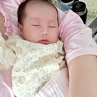 连续几个下午不睡觉，实在哄不动了，往肚子上一放，居然睡的出汗，你是怀念在肚子里的感觉吗？