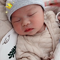 想问问你们宝宝是不是也常偏右睡？挪过来一会自己又偏过去了，