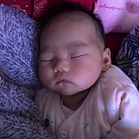 各位宝妈们，请问一个多月的宝宝每天不睡觉正常吗？我家宝宝自从满月后就天天白天睡，晚上十点过后就不...