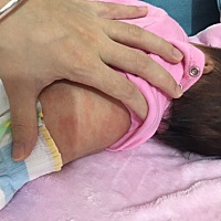 有经验的妈妈们：宝宝26天，身上泛红的颜色是为什么呢