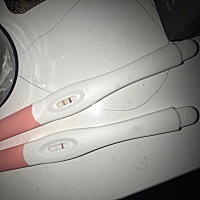 例假晚了8天 试纸一条深一条很浅 第一张上面的是昨天晚上测的 ，放了一个晚上 下面的是早上5分钟内的 很...