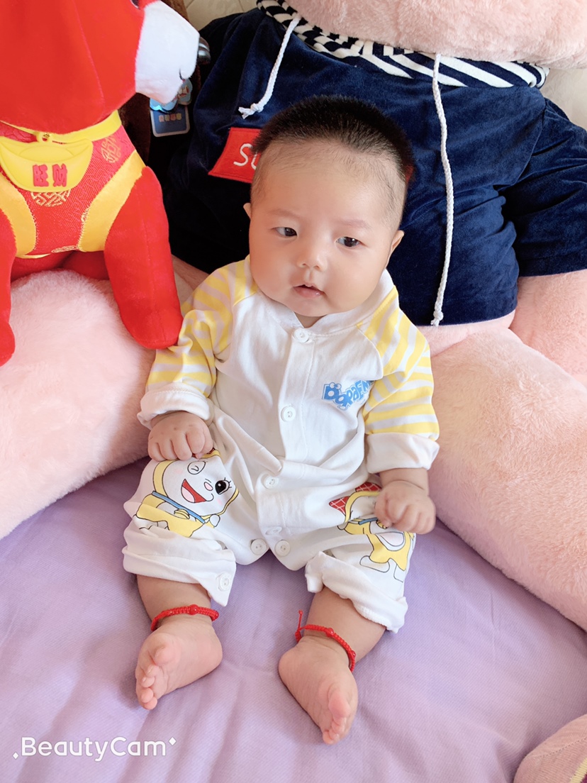 记录我大儿每天的成长的变化，两月零十天了、wom我们快去拍百天照了啦。
开心欧