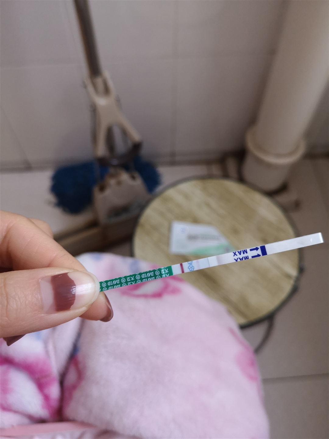 今早在厕所拍的 早孕试纸 浅色