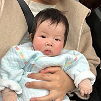 宝宝出生五斤一两，现在二个月二十天了，才十斤，身高61是不是太瘦了啊。现在都不喝奶瓶了。