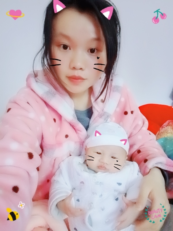 看着你。。又心疼。。唯一就是母乳不够。。。让你主喝奶粉。。哎。。当妈的心情。。好低落。。为了你。。继续追奶