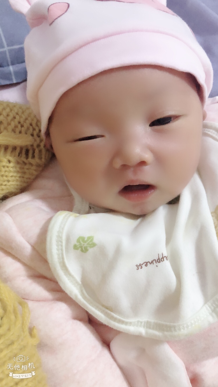 宝宝第5天的样子！嘻嘻😁，都说我像男孩，像吗？
